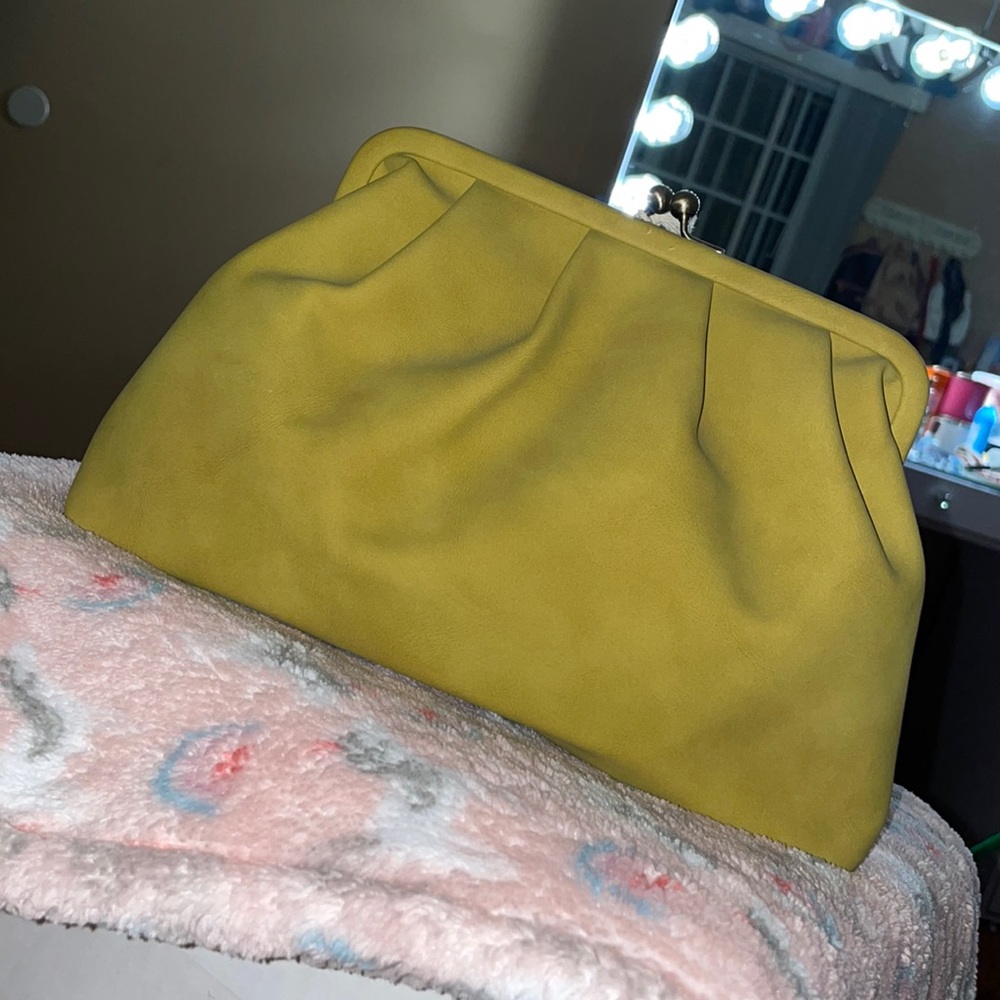 Universal Thread Yellowish Clutch 💛